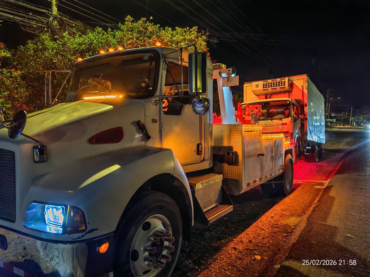 Grúas Guanacastecas tow truck night operation