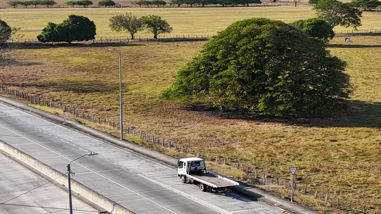 Grúas Guanacastecas flatbed on Guanacaste highway