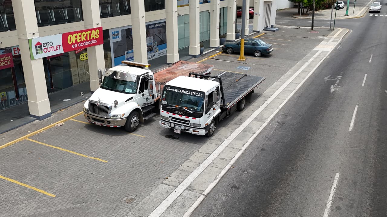 Grúas Guanacastecas towing fleet in the city