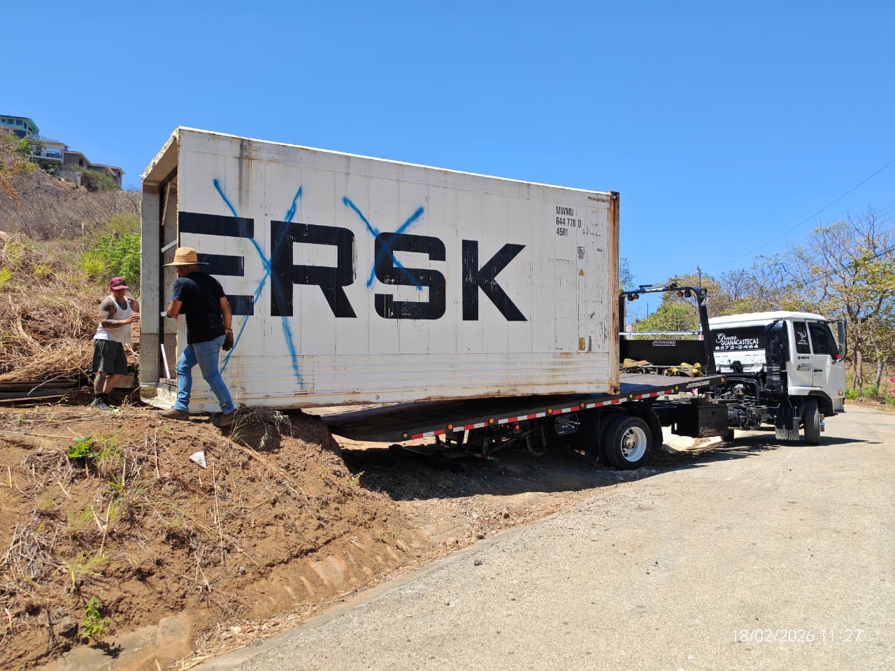 Grúas Guanacastecas flatbed transporting shipping container