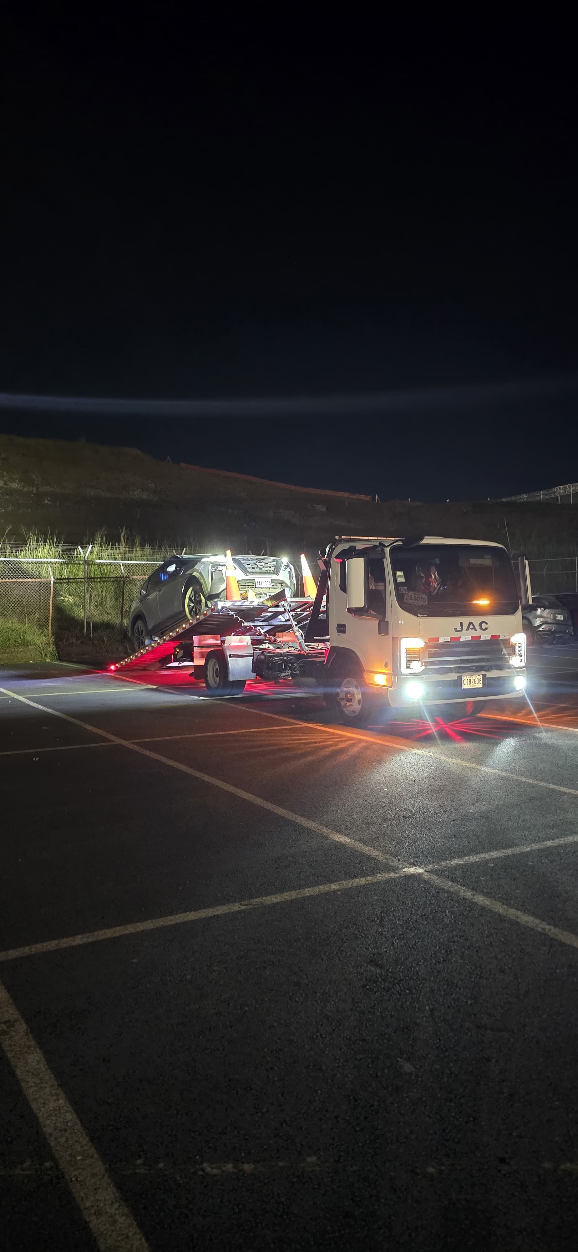 Grúas Guanacastecas JAC flatbed night operation