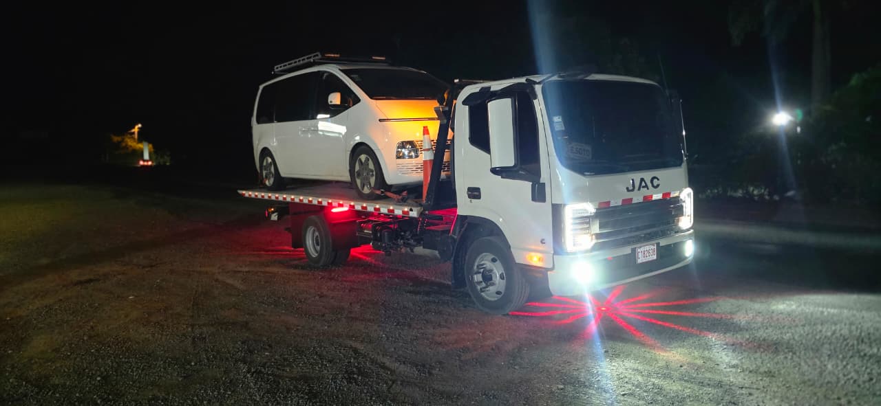Grúas Guanacastecas JAC towing a van