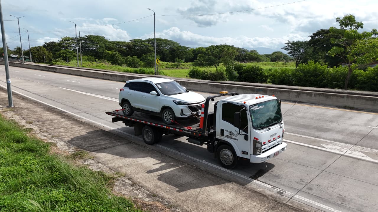 Flatbed towing service for SUVs and light vehicles in Guanacaste